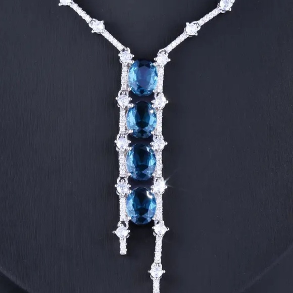 🎁 Blue Crystal Bar Necklace - Picture 6 of 9